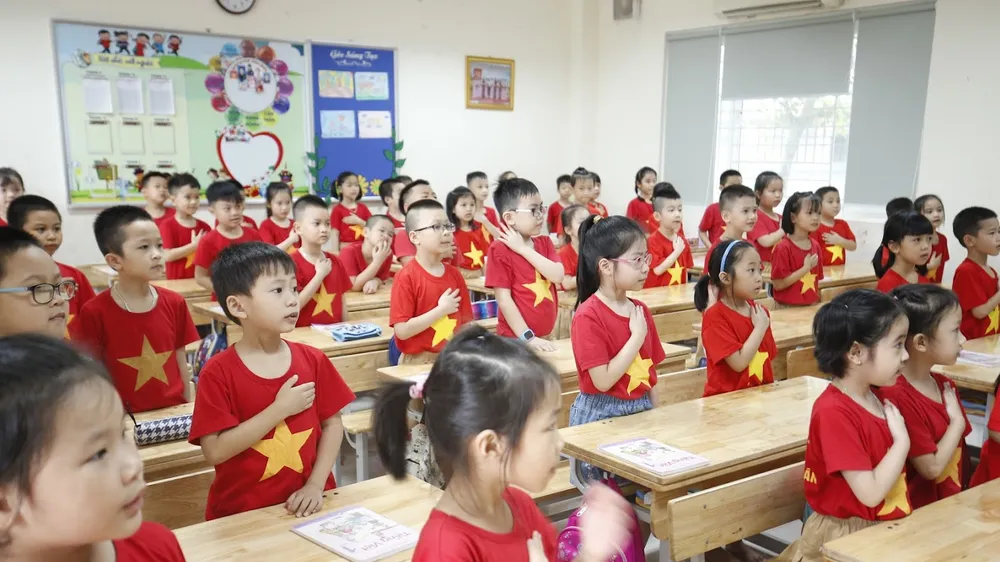 Nhiều học sinh lớp 1 ở vùng dịch có thể học qua truyền hình trong khi năm học mới bắt đầu. Ảnh chụp khi chưa có dịch: QUANG PHÚC