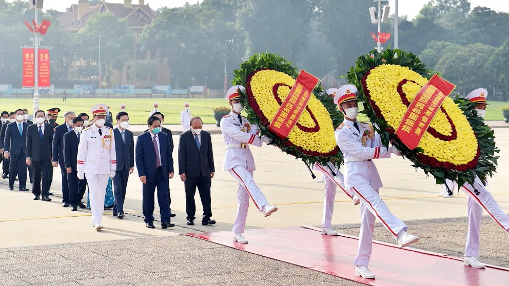 Lãnh đạo Đảng, Nhà nước vào Lăng viếng Chủ tịch Hồ Chí Minh. Ảnh: VIẾT CHUNG