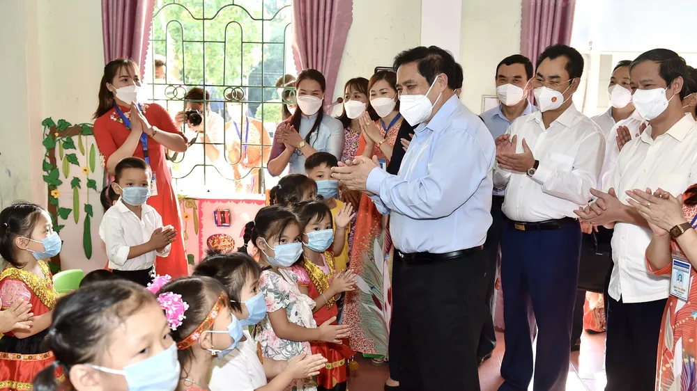 Thủ tướng Phạm Minh Chính thăm, động viên giáo viên và học sinh Trường mầm non Yên Bình, huyện Định Hóa, tỉnh Thái Nguyên, ngày 4-9. Ảnh: VIẾT CHUNG