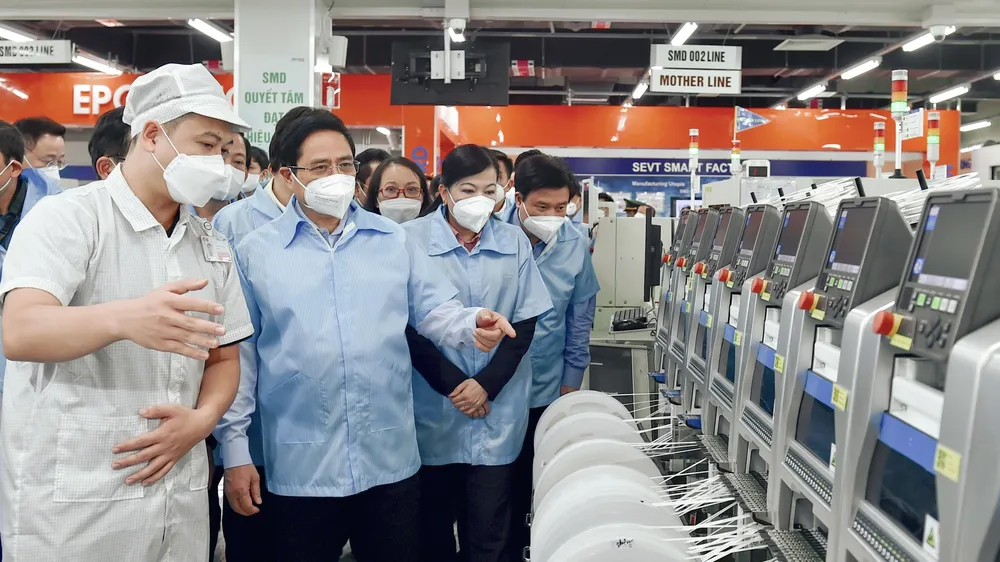 Thủ tướng Phạm Minh Chính thăm nhà máy sản xuất, lắp ráp điện thoại củai Công ty TNHH Samsung Electronics Việt Nam Thái Nguyên. Ảnh: VIẾT CHUNG