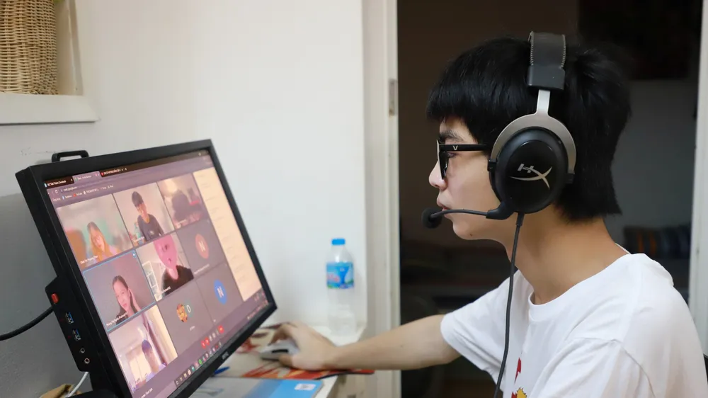Học sinh nhiều nơi đang học trực tuyến. Ảnh: VIẾT CHUNG