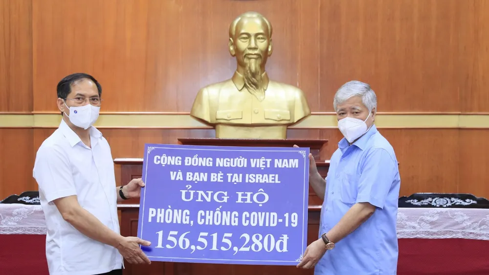 Tiếp nhận ủng hộ phòng chống dịch Covid-19 của đồng bào Việt Nam ở nước ngoài
