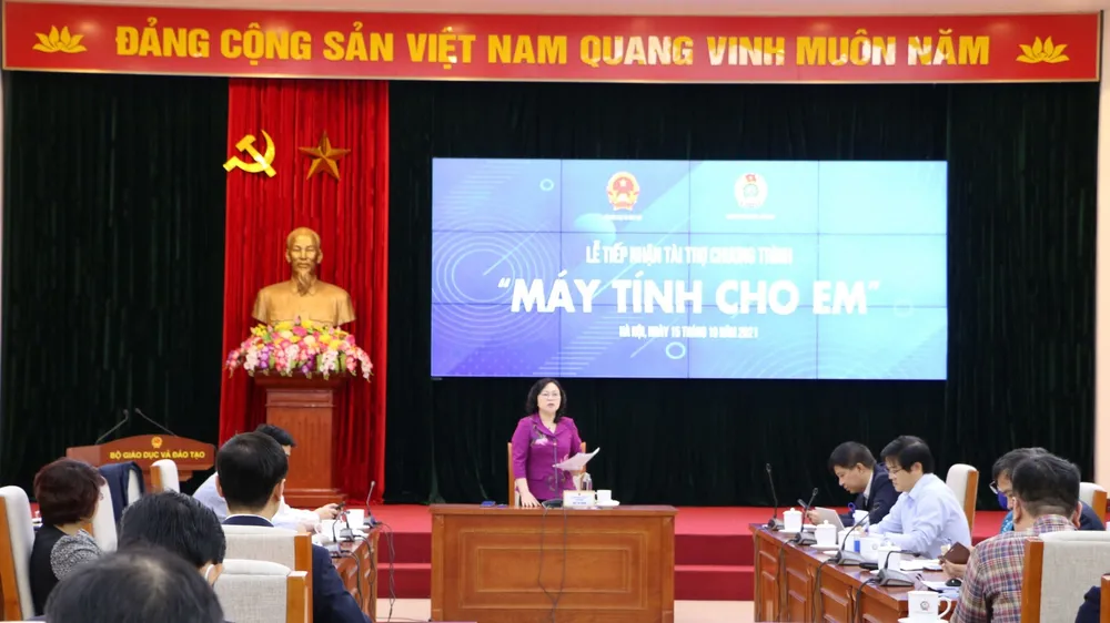 Bộ GD-ĐT tiếp nhận tài trợ (lần thứ nhất) chương trình “Máy tính cho em”