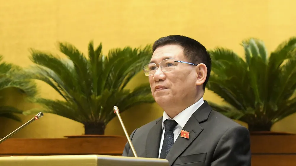 Bộ trưởng Bộ Tài chính Hồ Đức Phớc trình bày Tờ trình về dự án Luật Kinh doanh bảo hiểm (sửa đổi). Ảnh: VIẾT CHUNG