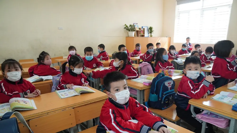 Nhiều nơi, học sinh tiểu học vẫn chưa được đến trường học trực tiếp. Ảnh: QUANG PHÚC
