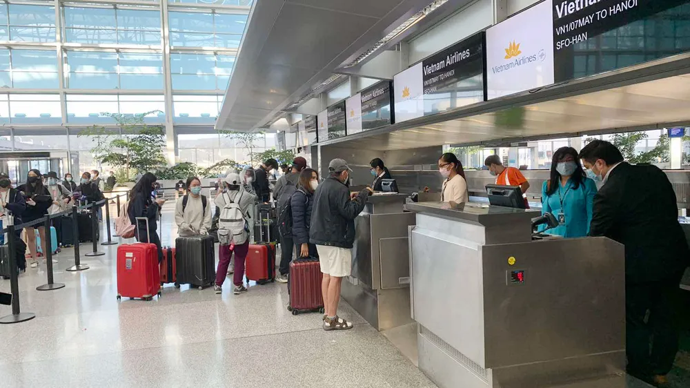 Người dân thực hiện đúng các quy tắc phòng, chống dịch tại sân bay