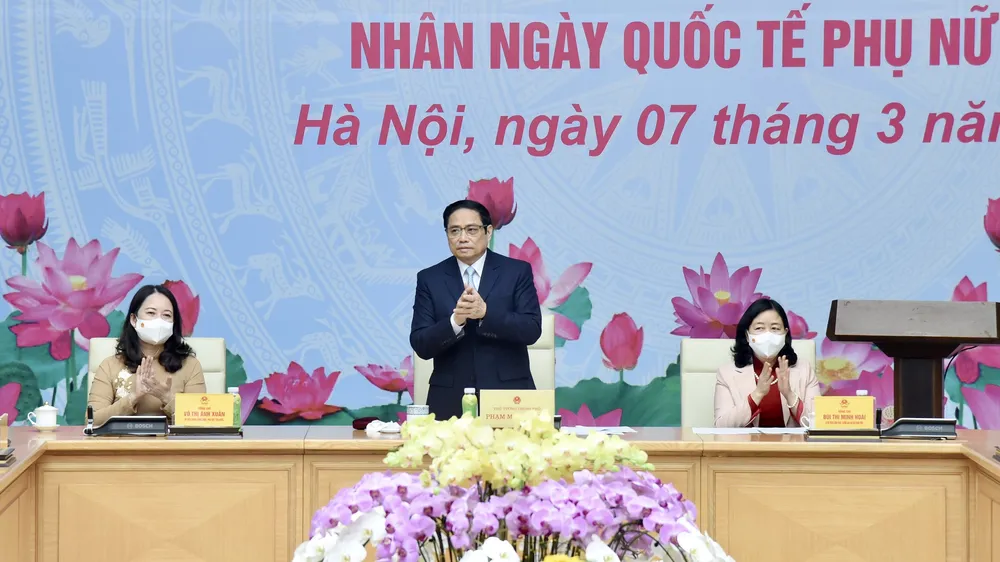 Thủ tướng Phạm Minh Chính gặp mặt đại diện nữ lãnh đạo, quản lý, nữ trí thức, văn nghệ sĩ tiêu biểu. Ảnh: VIẾT CHUNG ​