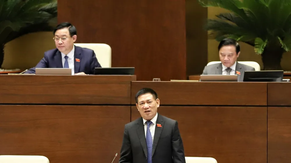 Bộ trưởng Bộ Tài chính Hồ Đức Phớc trả lời chất vấn sáng 8-6. Ảnh: QUANG PHÚC