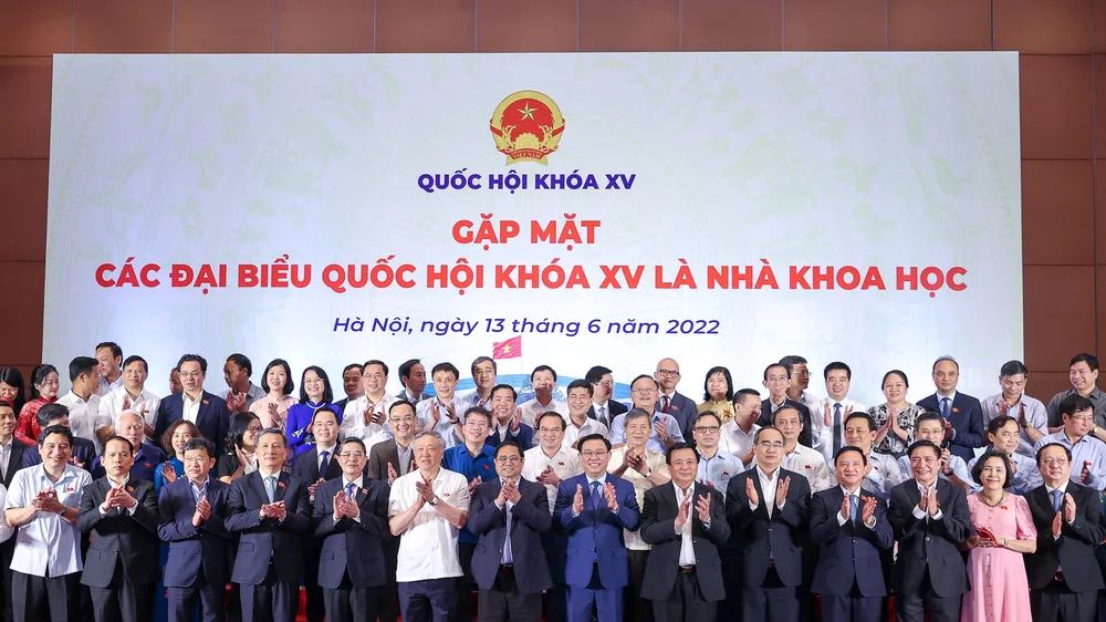 Thủ tướng Chính phủ, Chủ tịch Quốc hội gặp mặt ĐBQH là nhà khoa học. Ảnh: VIẾT CHUNG
