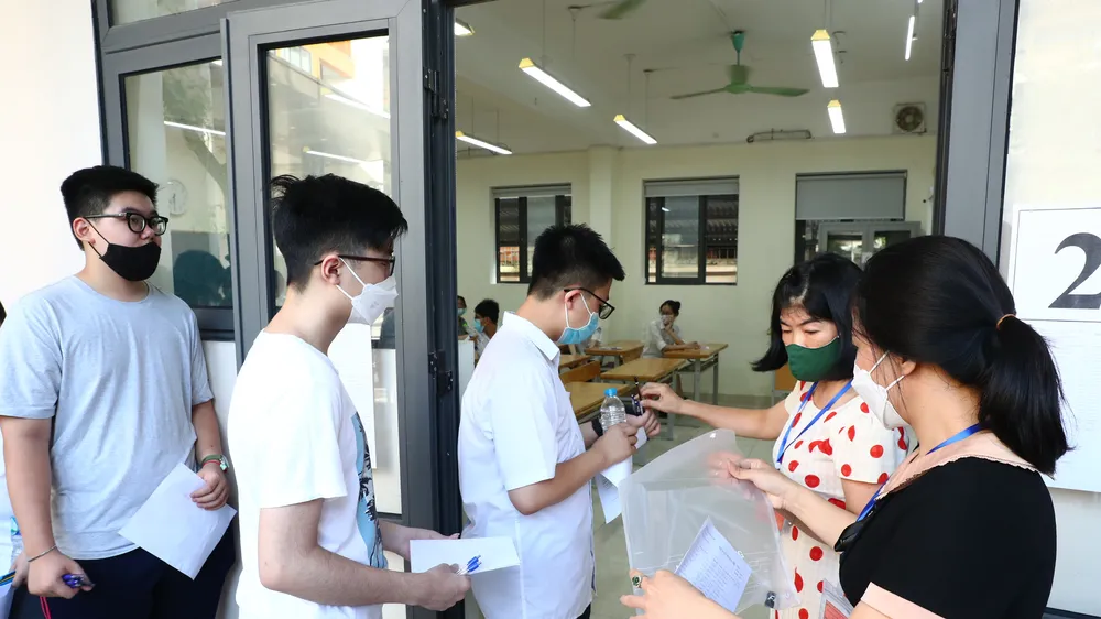 Thí sinh Hà Nội bước vào kỳ thi lớp 10 năm học 2022-2023. Ảnh: QUANG PHÚC