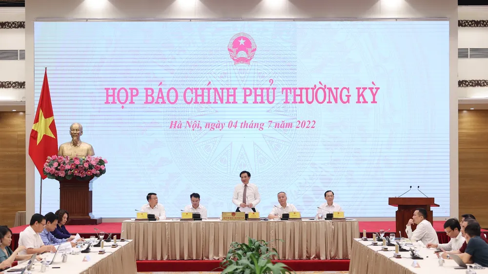 Họp báo Chính phủ tối 4-7. Ảnh: VIẾT CHUNG