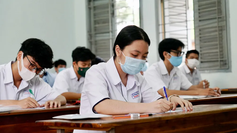 Thí sinh điền thông tin trước giờ làm bài thi Ngữ văn tại điểm thi Lê Hồng Phong, quận 5, TPHCM, sáng 7-7-2022. Ảnh: HOÀNG HÙNG 