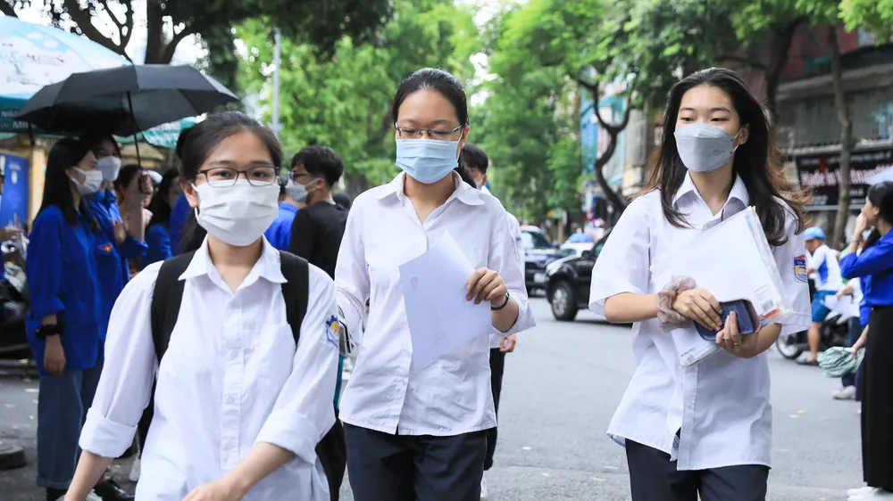 Thí sinh hoàn tất thi môn Toán tại điểm thi Trường THPT Chu Văn An, quận Tây Hồ, Hà Nội, chiều 7-7. Ảnh: VIẾT CHUNG 