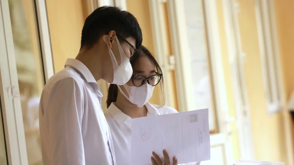 Nhiều phụ huynh sát sao với con trong kỳ thi. ẢNH: QUANG PHÚC