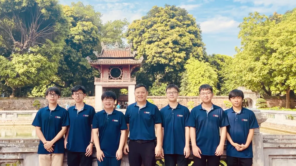 GS Lê Anh Vinh (giữa) cùng 6 thành viên đội tuyển Toán của Việt Nam
