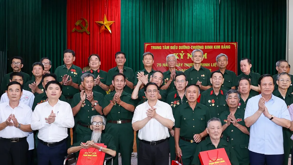 Thủ tướng Phạm Minh Chính thăm, tặng quà cho thương binh, bệnh binh tại Trung tâm điều dưỡng thương binh Kim Bảng, tỉnh Hà Nam, chiều 19-7. Ảnh: VIẾT CHUNG