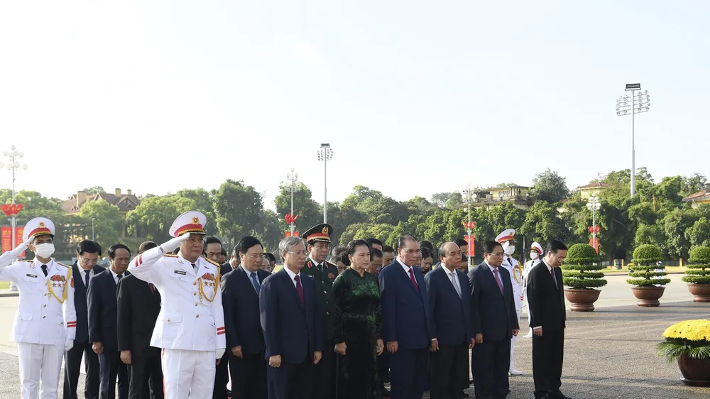 Lãnh đạo Đảng, Nhà nước tưởng niệm các Anh hùng liệt sĩ. ẢNH: VIẾT CHUNG