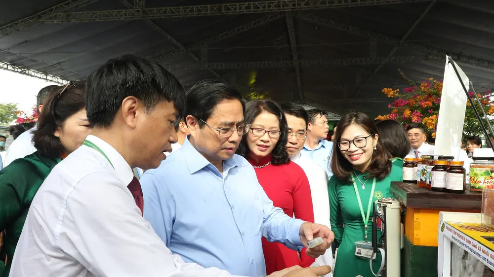 Thủ tướng Phạm Minh Chính và các đại biểu thăm các khu trưng bày giới thiệu sản phẩm khoa học công nghệ. Ảnh: QUANG PHÚC