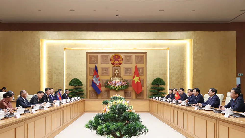 Thủ tướng Phạm Minh Chính tiếp Chủ tịch Quốc hội Vương quốc Campuchia Samdech Heng Samrin đang thăm chính thức Việt Nam, chiều 13-9. Ảnh: VIẾT CHUNG