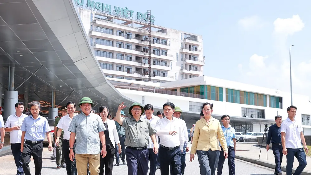 Thủ tướng Phạm Minh Chính và đoàn công tác đã đi khảo sát hiện trường cơ sở bệnh viện. Ảnh: VIẾT CHUNG