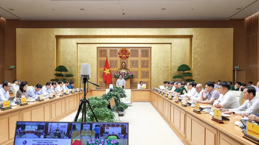 Thủ tướng đã triệu tập cuộc họp khẩn với các bộ ngành, địa phương để ứng phó bão số 4. Ảnh: VIẾT CHUNG