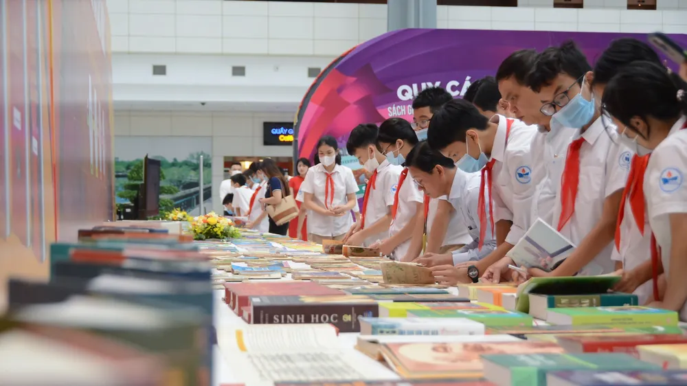 Học sinh Hà Nội thích thú tham quan sách giáo khoa nước ngoài và Việt Nam