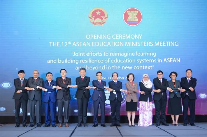 Phó Thủ tướng Chính phủ Vũ Đức Đam và các bộ trưởng, phụ trách giáo dục 10 nước ASEAN chụp ảnh lưu niệm 