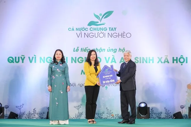  Chủ tịch Ủy ban TƯ MTTQ Việt Nam và Phó Chủ tịch nước tiếp nhận ủng hộ