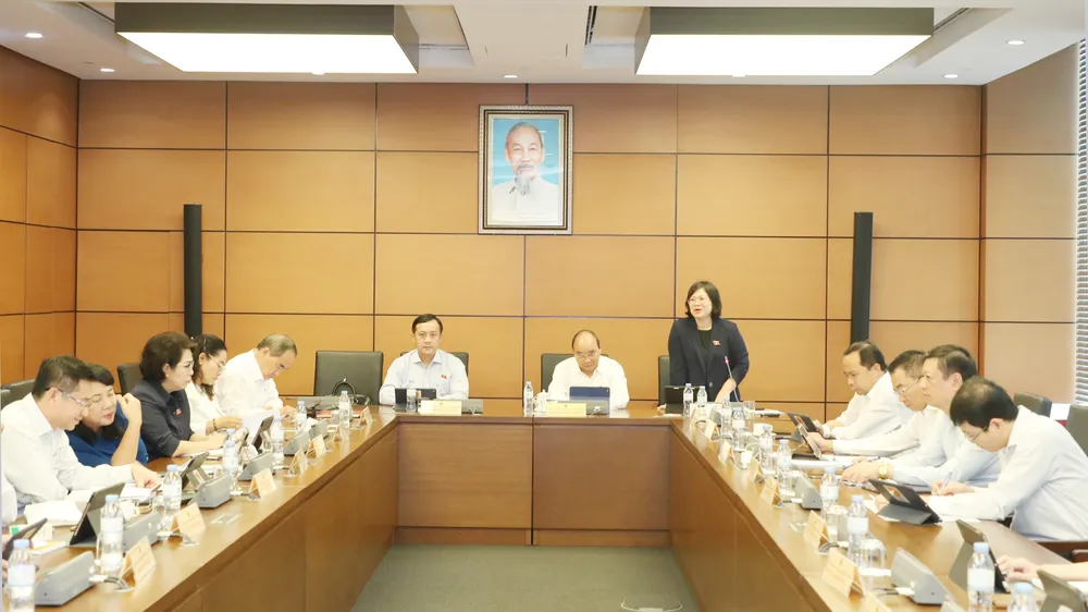 Đoàn TPHCM thảo luận tại tổ chiều 24-10. Ảnh: QUANG PHÚC