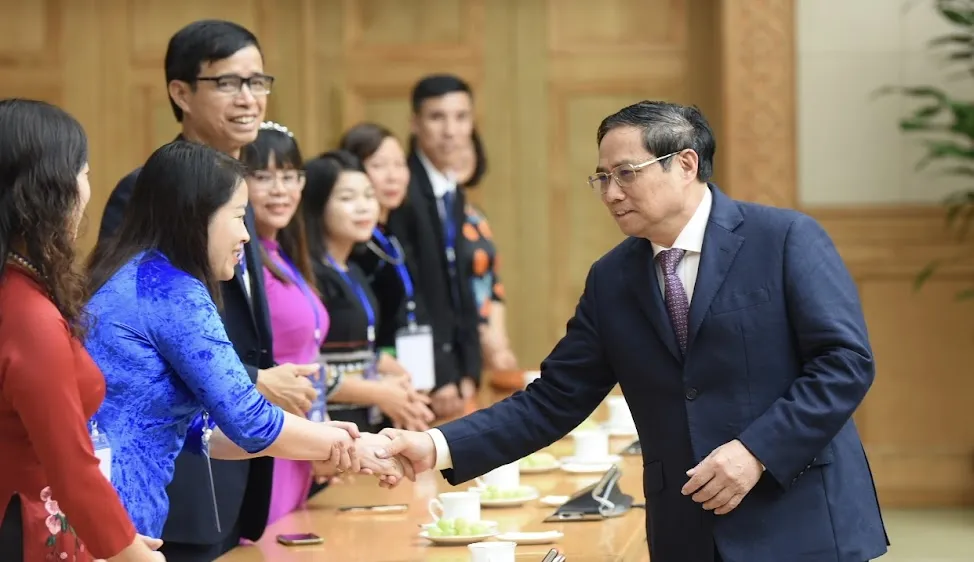Thủ tướng Phạm Minh Chính gặp gỡ, chúc mừng các nhà giáo tiêu biểu. Ảnh: VIẾT CHUNG