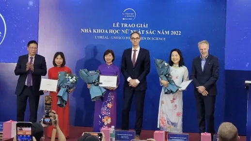Trao giải thưởng “Nhà Khoa học nữ xuất sắc năm 2022” cho 3 nhà khoa học nữ ​