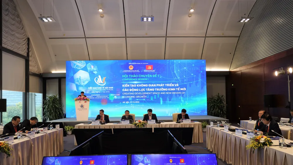 Các đại biểu dự hội thảo chuyên đề sáng 17-12
