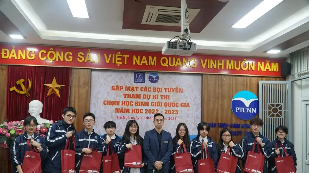 Trường THPT chuyên ngữ (Trường Đại học Ngoại ngữ-ĐHQG Hà Nội) gặp mặt đội tuyển thi học sinh giỏi