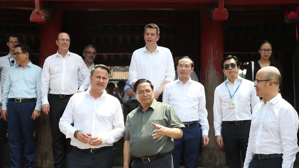  Thủ tướng Phạm Minh Chính và Thủ tướng Luxembourg Xavier Bettel tham quan Văn Miếu – Quốc Tử Giám, chiều 4-5. Ảnh: QUANG PHÚC