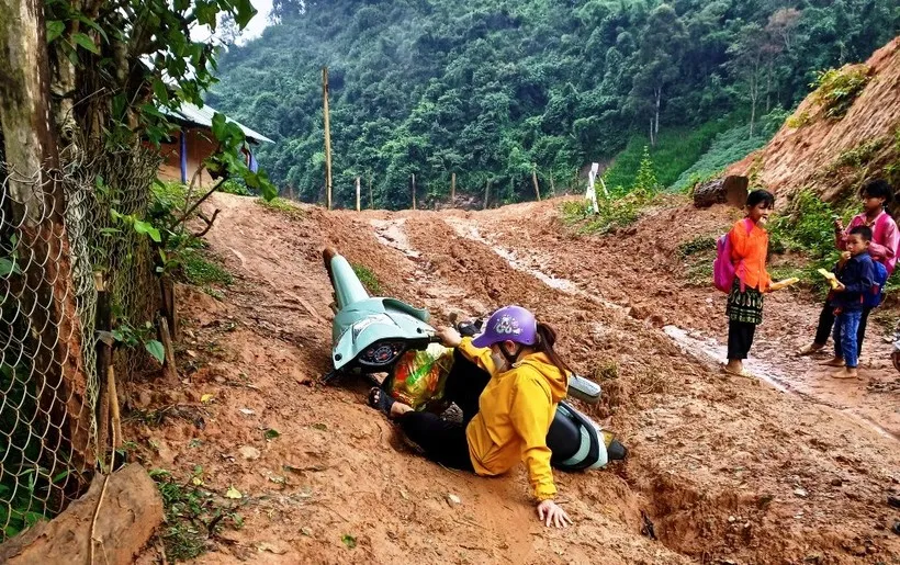 Ảnh minh họa: Giáo viên cắm bản gặp nhiều khó khăn do địa hình phức tạp.