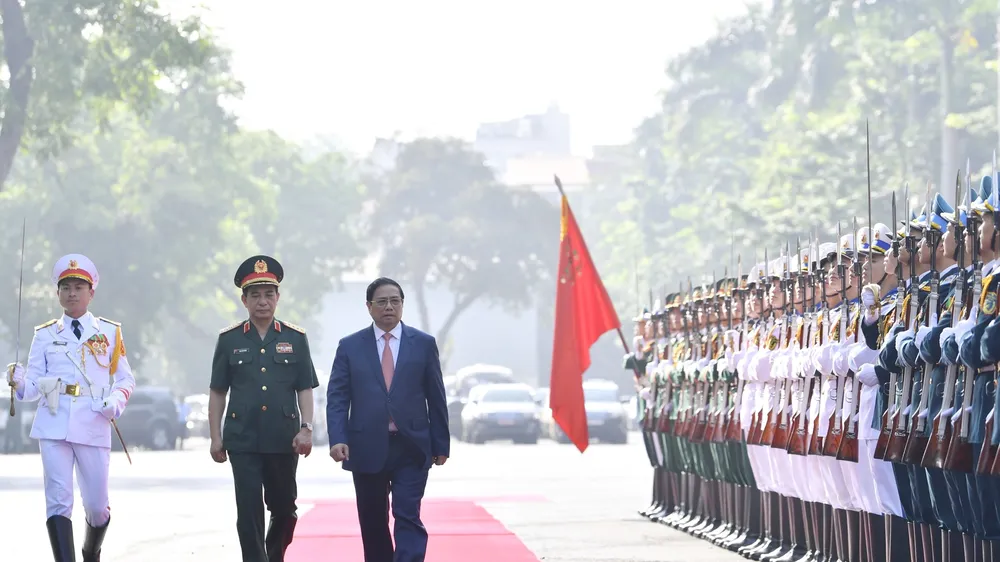 Thủ tướng Phạm Minh Chính duyệt đội danh dự. Ảnh: VIẾT CHUNG