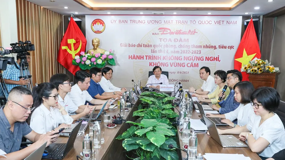 Tọa đàm với chủ đề “Hành trình không vùng cấm, không ngừng nghỉ” 