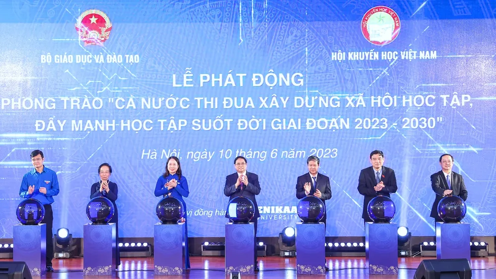  Thủ tướng Phạm Minh Chính và các đại biểu thực hiện nghi thức phát động phong trào. Ảnh: VIẾT CHUNG