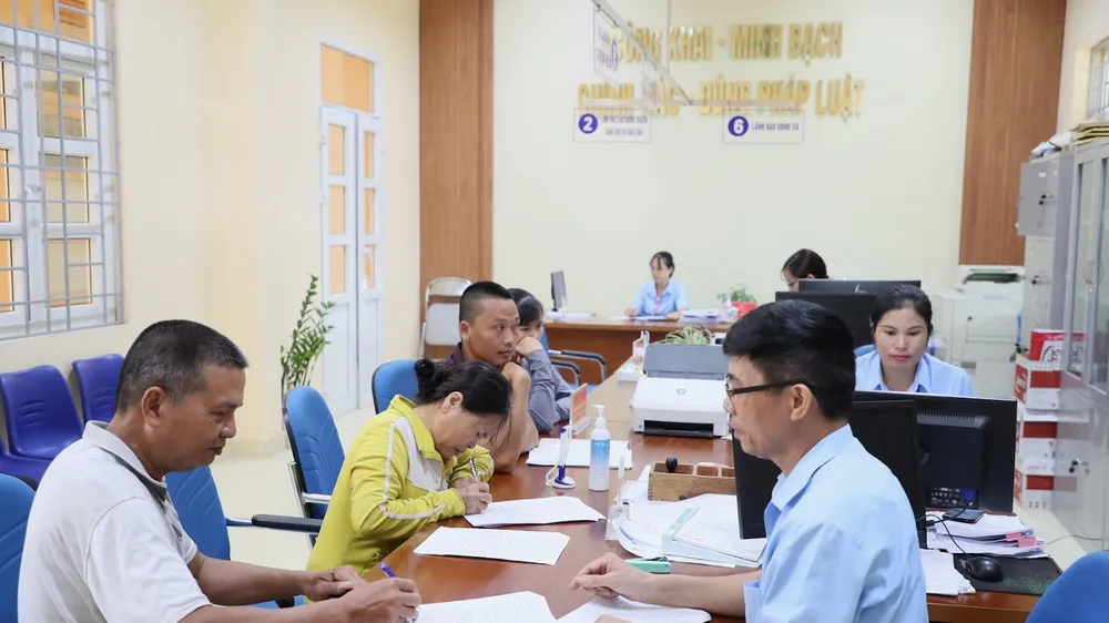 Giải quyết thủ tục hành chính một cửa tại xã Tân Bình, huyện Đầm Hà, tỉnh Quảng Ninh. Ảnh: QUANG PHÚC