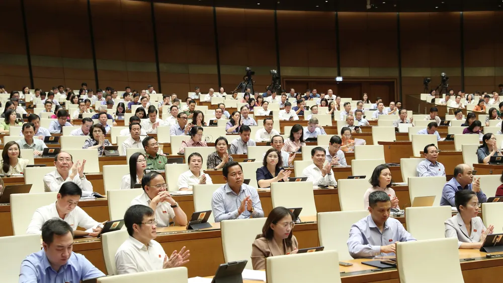 Đại biểu Quốc hội biểu quyết thông qua nghị quyết chiều 22-6. Ảnh: QUANG PHÚC