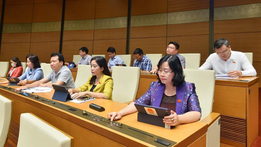 Các đại biểu bấm nút thông qua nghị quyết