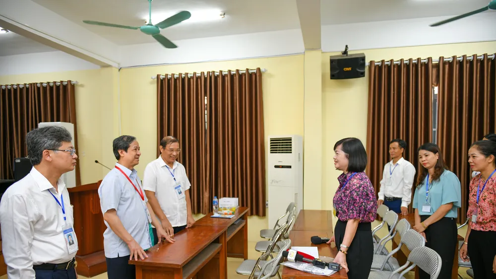 Bộ trưởng trao đổi với các thầy cô giáo đang làm nhiệm vụ tại Điểm thi Trường THPT Yên Mỹ, Hưng Yên