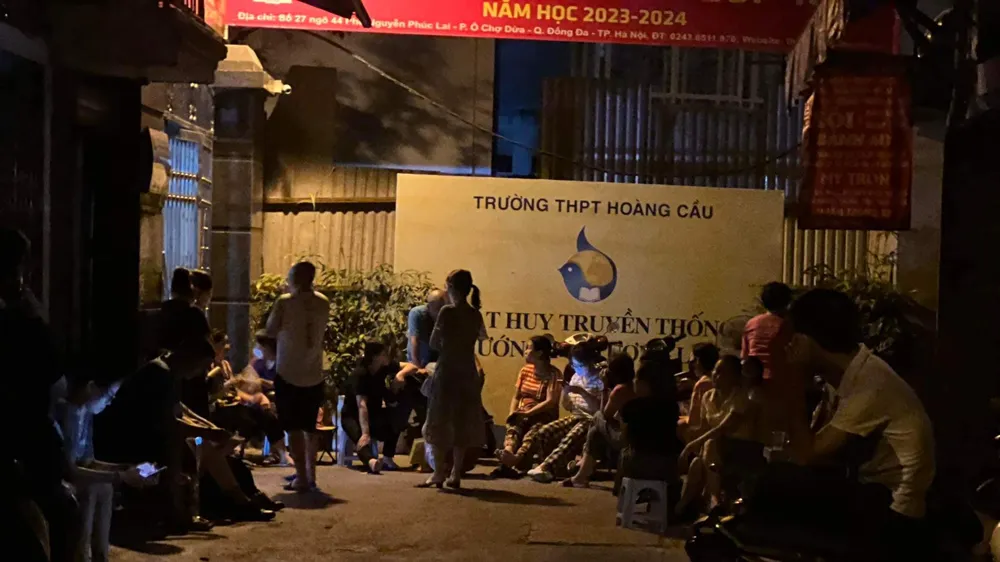 Phụ huynh Hà Nội thâu đêm xếp hàng để nộp hồ sơ vào lớp 10 dân lập cho con