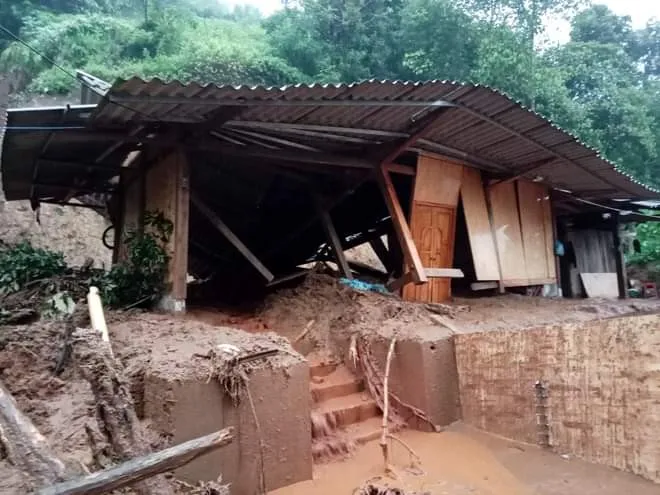 Một ngôi nhà của người dân Mù Cang Chải (Yên Bái) bị đất đá sạt lở, tràn vào