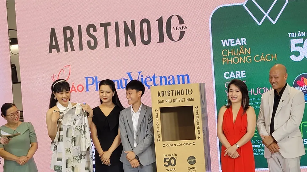 Diễn viên Thanh Hương ủng hộ chiếc áo của vai Luyến trong phim “Cuộc đời vẫn đẹp sao” cho quỹ Mottainai