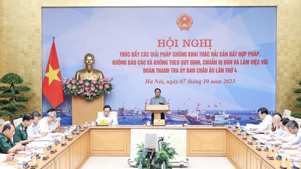 Thủ tướng Phạm Minh Chính chủ trì hội nghị trực tuyến về chống khai thác hải sản bất hợp pháp. Ảnh: VIẾT CHUNG