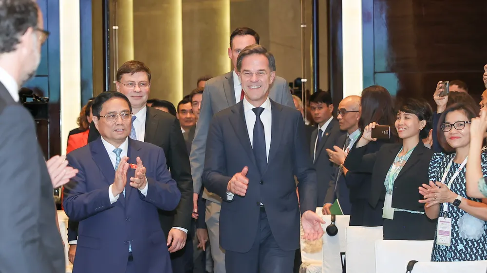 Thủ tướng Phạm Minh Chính và Thủ tướng Hà Lan Mark Rutte dự Diễn đàn Kinh tế xanh 2023. Ảnh: VIẾT CHUNG