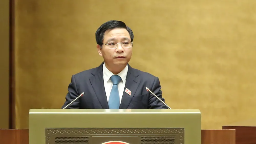 Bộ trưởng Bộ GTVT Nguyễn Văn Thắng trình bày tờ trình về dự án Luật Đường bộ, sáng 10-11. Ảnh: QUANG PHÚC