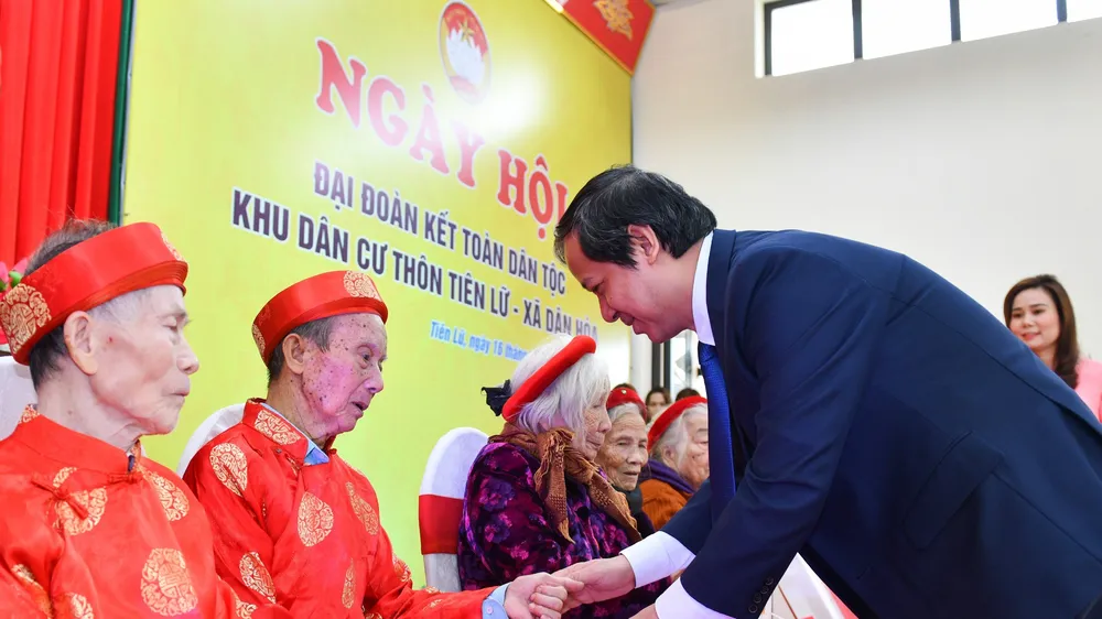 Bộ trưởng Bộ GD-ĐT Nguyễn Kim Sơn tặng quà các hộ gia đình có hoàn cảnh khó khăn tại thôn Tiên Lữ