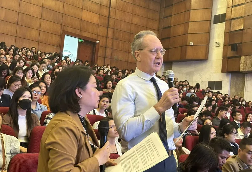 Đại diện các trung tâm nêu ý kiến tại hội nghị 